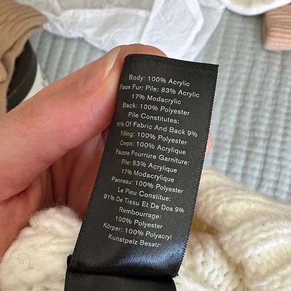 Hunter Women’s White Cable Knit Beanie with Pom-Pom - Picture 4 of 4